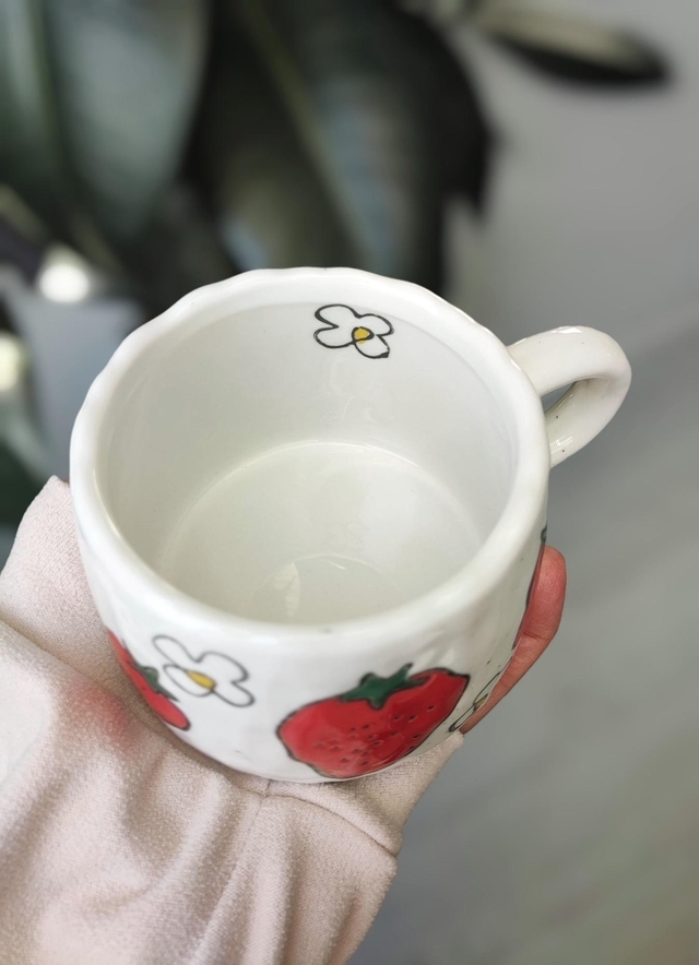 Tasse à café et assiette en porcelaine fraises