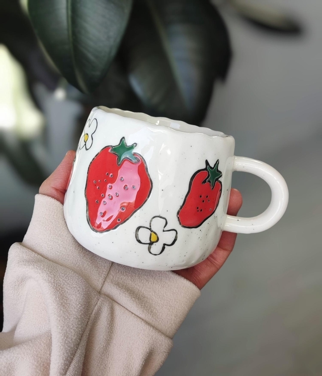 Tasse à café et assiette en porcelaine fraises