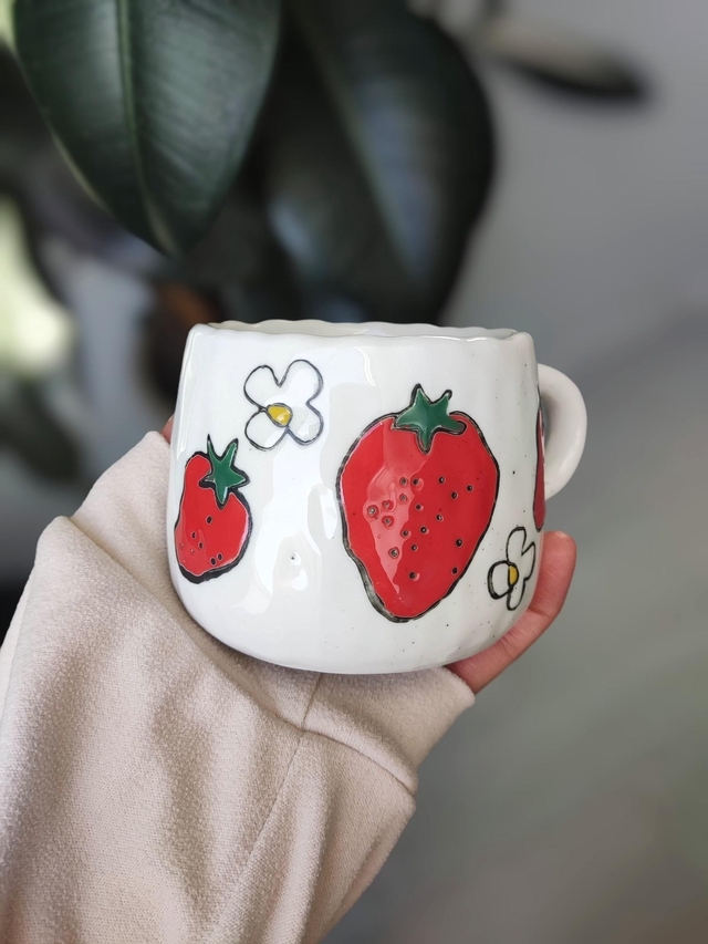 Tasse à café et assiette en porcelaine fraises
