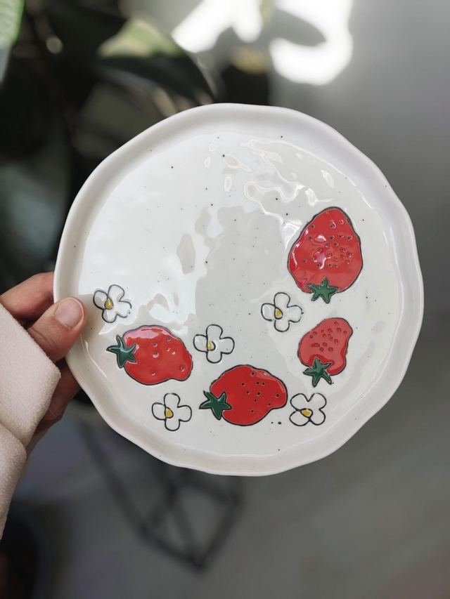 Tasse à café et assiette en porcelaine fraises