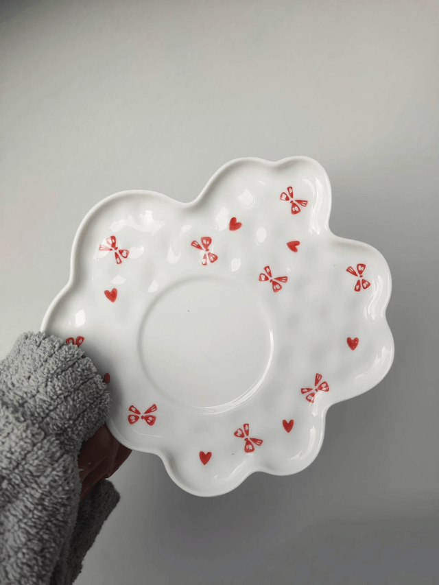 Tasse à café anse papillon et soucoupe fleur rubans et coeurs