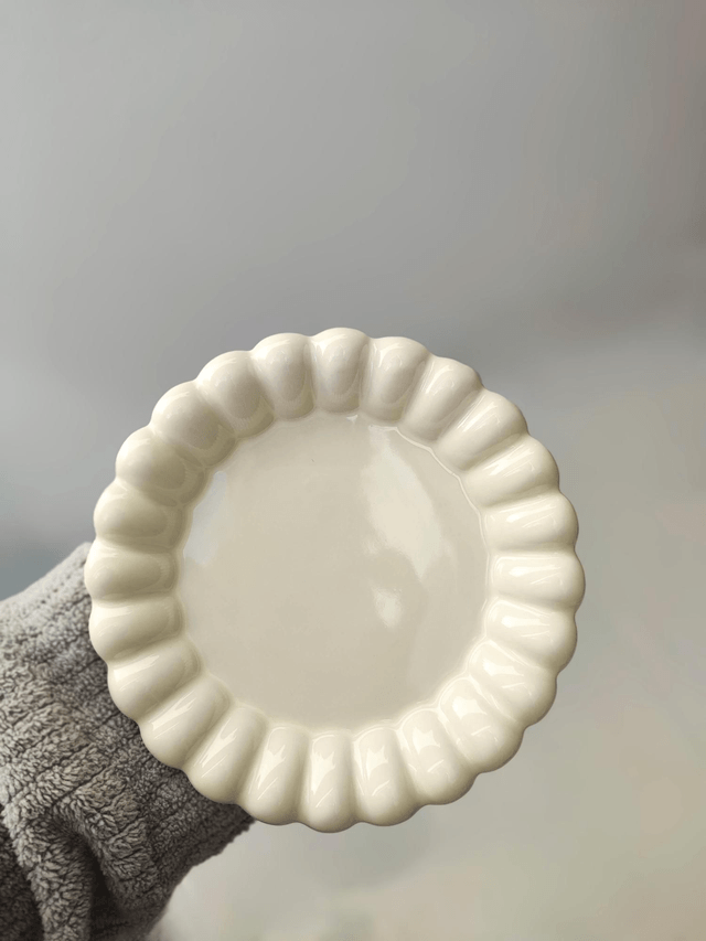 Tasse et assiette en céramique fleurs pétales crème