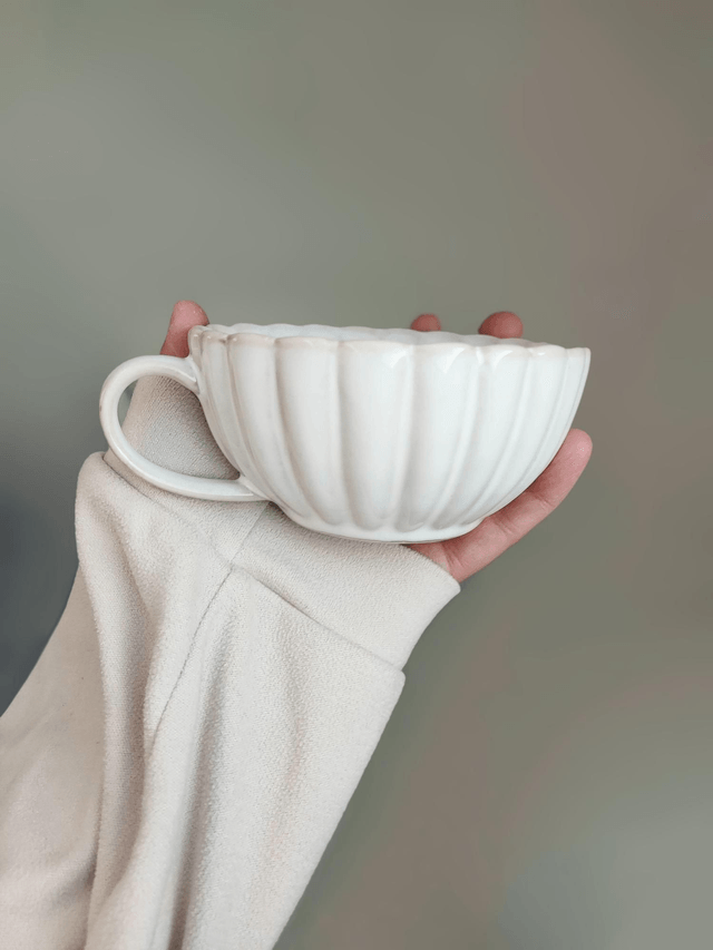 Tasse et assiette en céramique pétales blanche