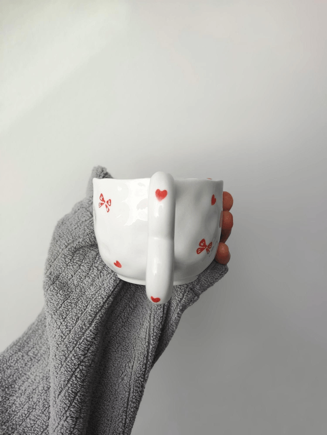 Tasse à café anse papillon et soucoupe fleur rubans et coeurs
