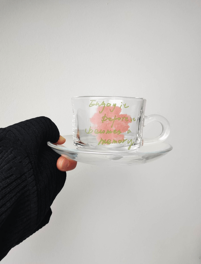 Tasse à café et soucoupe en verre nacré avec message et melangeur lapin