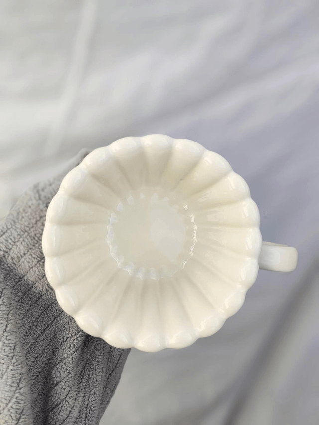 Tasse et assiette en céramique fleurs pétales crème