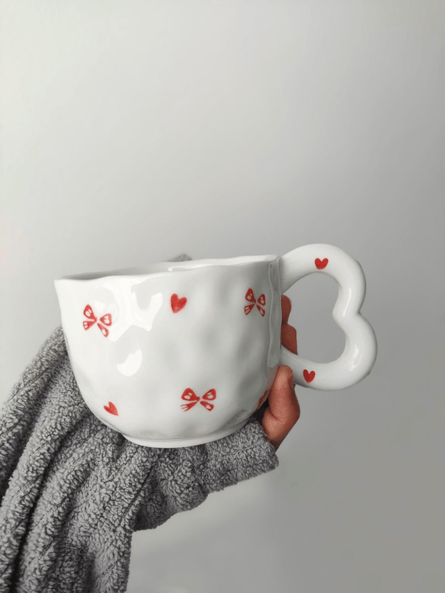Tasse à café anse papillon et soucoupe fleur rubans et coeurs