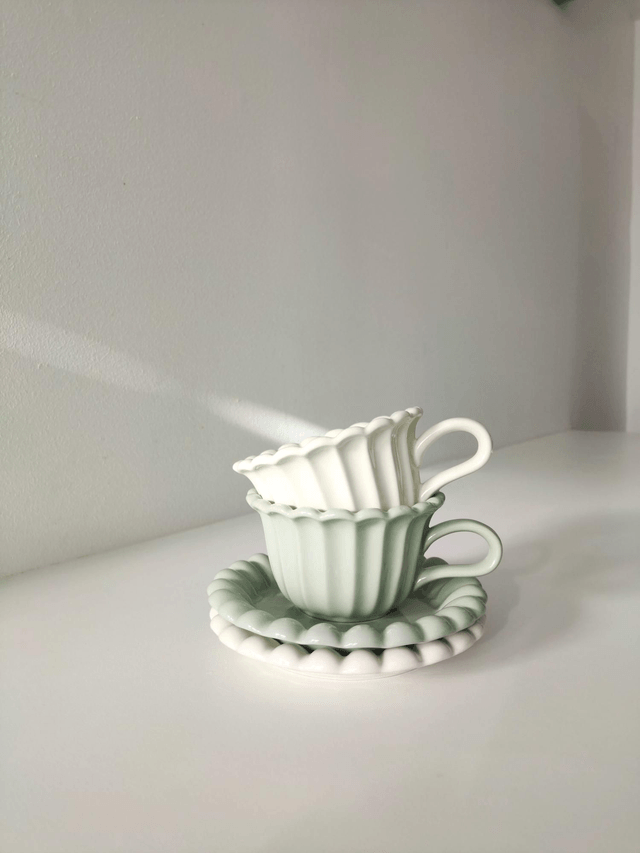Tasse et assiette en céramique fleurs pétales vert
