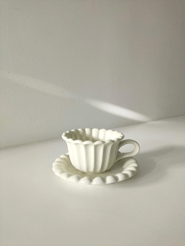 Tasse et assiette en céramique fleurs pétales crème