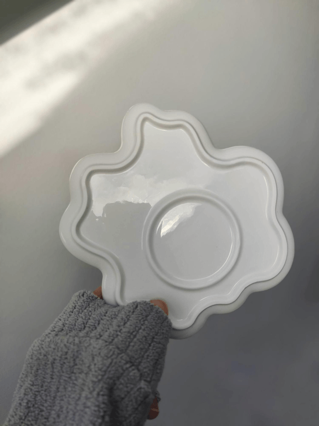Tasse à café anse papillonet soucoupe fleurie en céramique