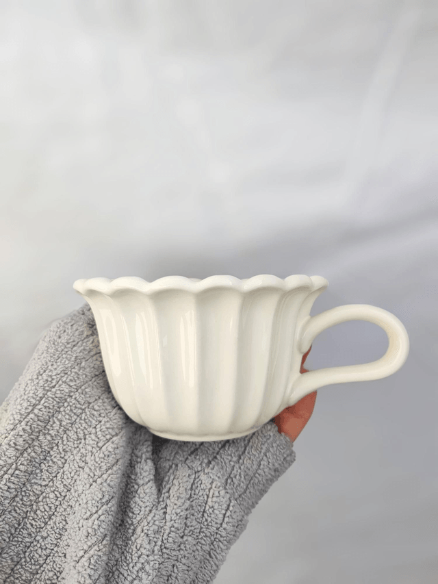 Tasse et assiette en céramique fleurs pétales crème