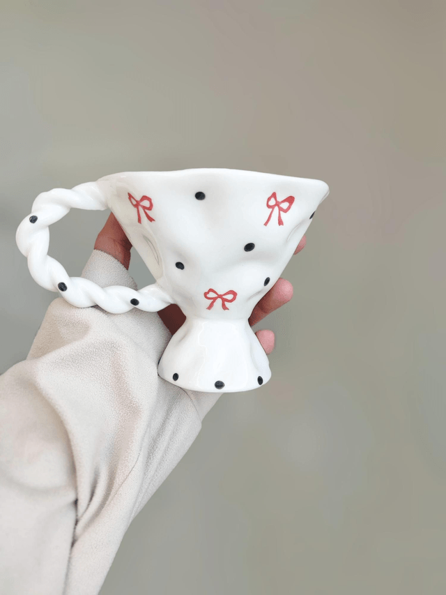 Mug en céramique noeuds rouges et pois noirs