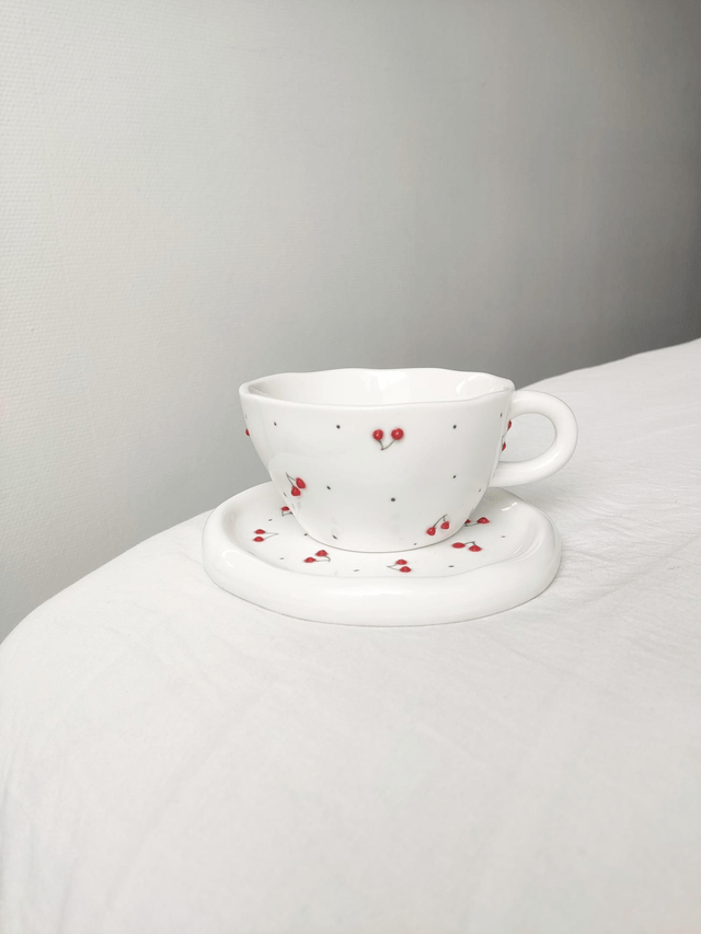 Tasse à café et soucoupe en céramique cerises
