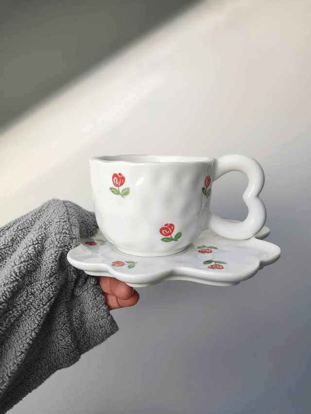 Tasse à café anse papillonet soucoupe fleurie en céramique