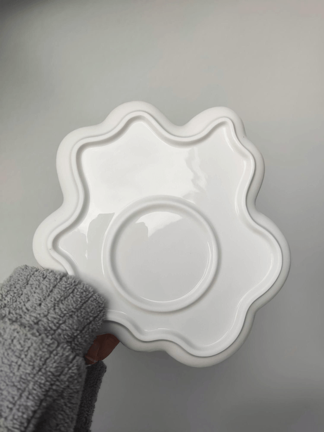 Tasse à café anse papillon et soucoupe fleur rubans et coeurs