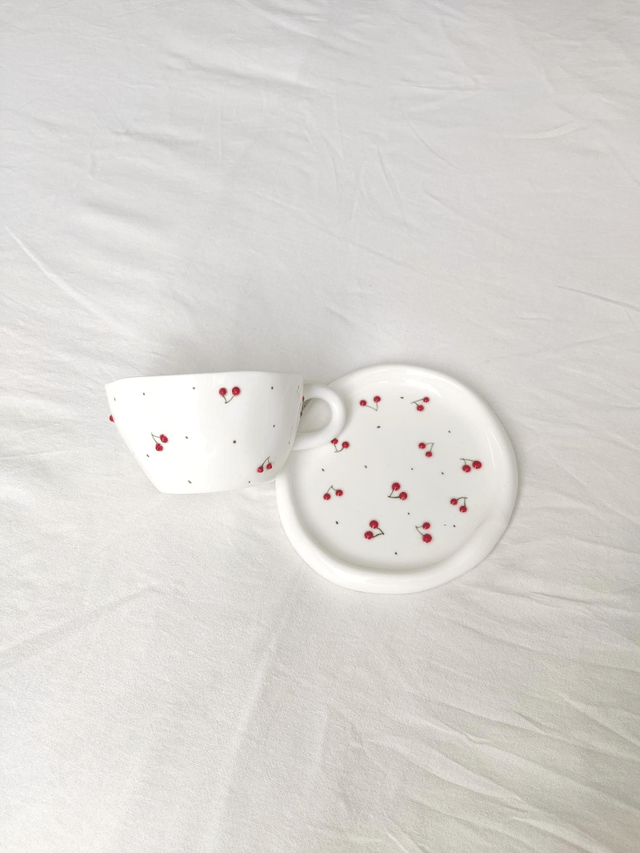 Tasse à café et soucoupe en céramique cerises