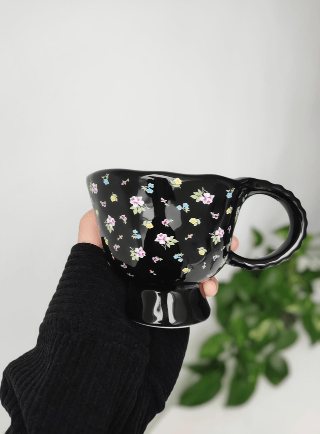 Mug en céramique style vintage noir fleurs
