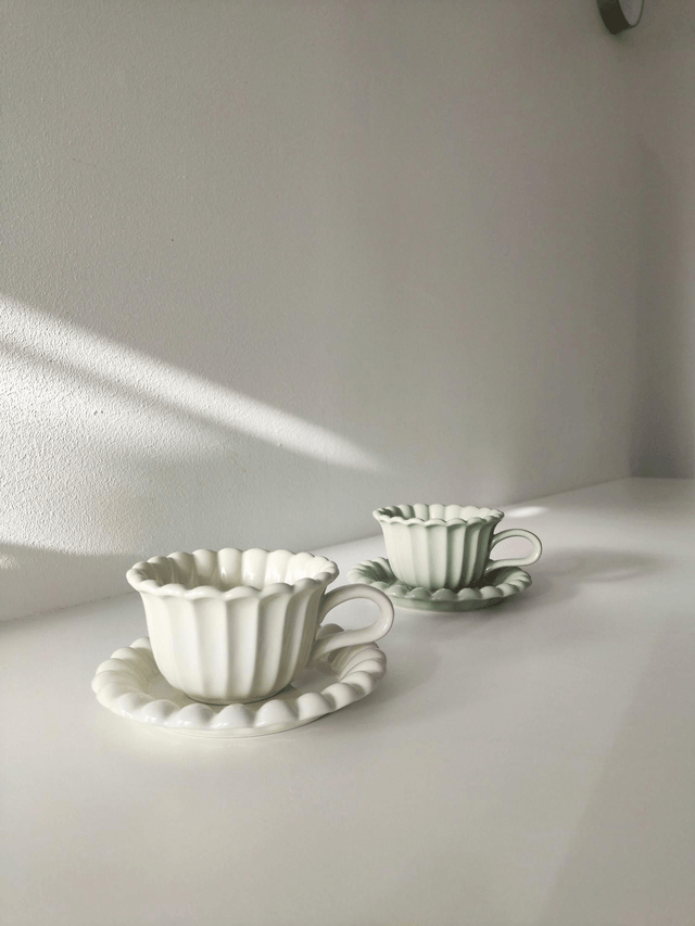 Tasse et assiette en céramique fleurs pétales crème