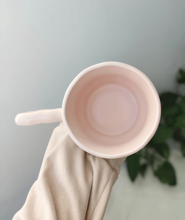 Mug céramique rose pastel avec mélangeur