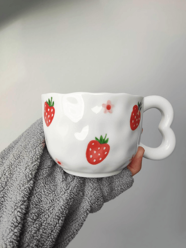 Tasse à café en céramique anse papillon et soucoupe fleurie fraises